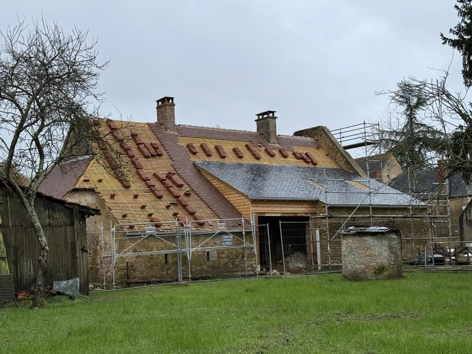 Détail de pose de tuiles sur couverture toiture au Mans - Arts et Bois