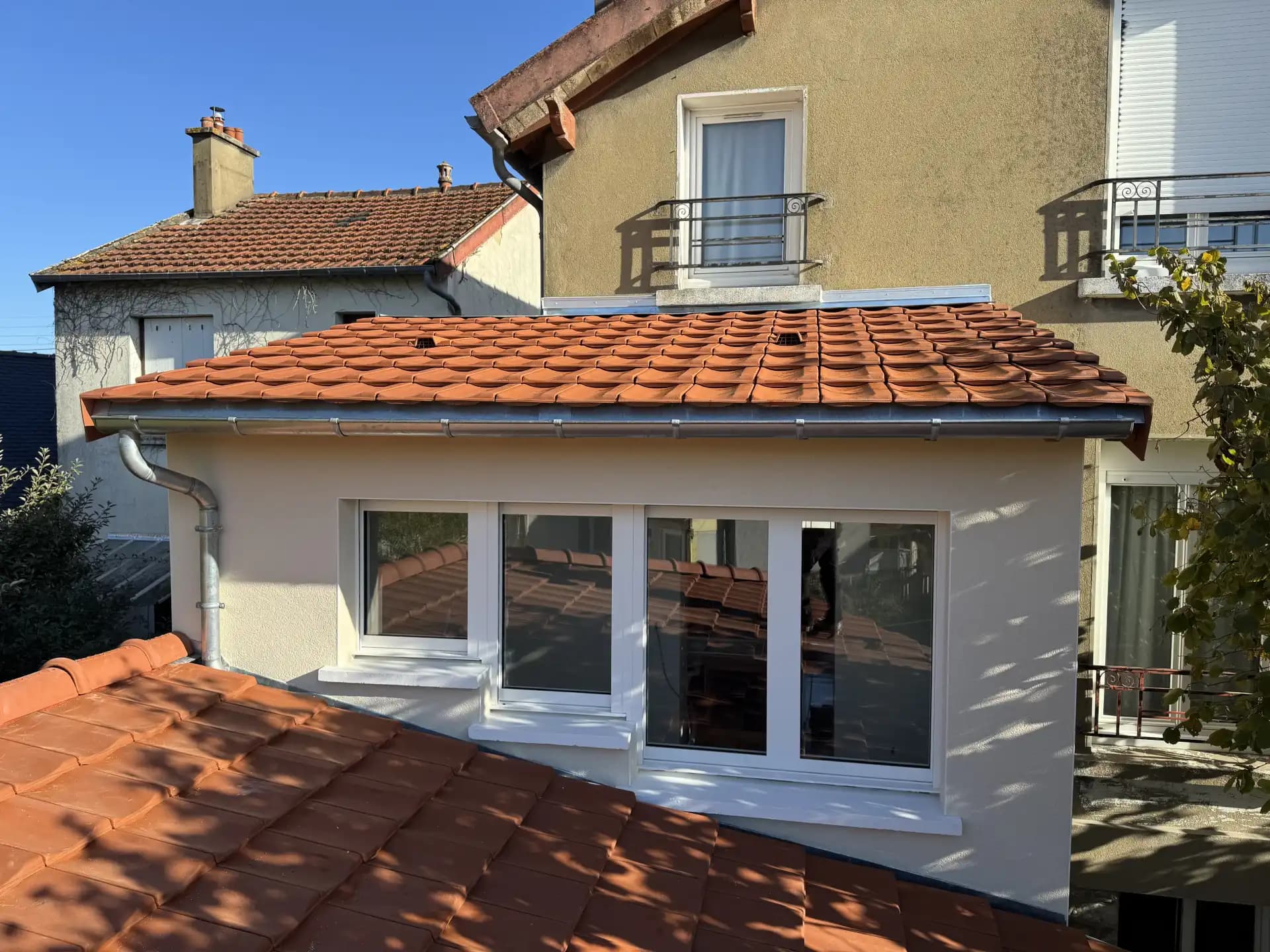 Couverture en cours de pose par un artisan couvreur en Sarthe - Arts et Bois